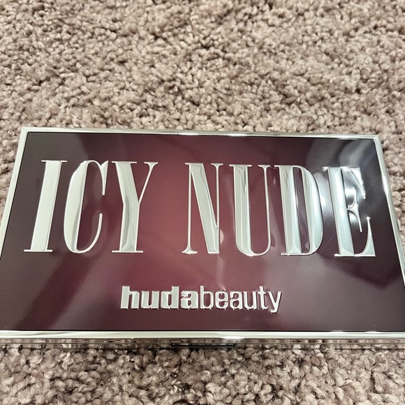 Huda beauty eyeshadow - Picture 2 of 3